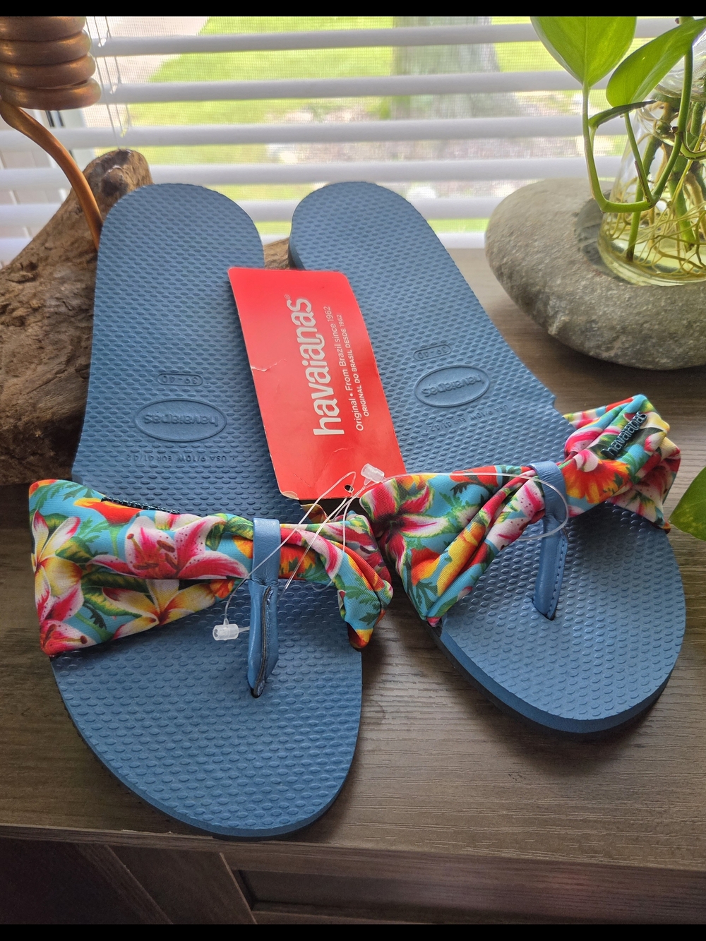 NWT Havaianas Blue Flip Flop Sandals with Tropical Floral Bow